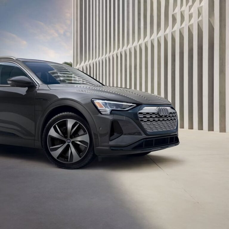 1920x1920_des4_2024_Q8_e-tron_Prestige_Magnet_Gray_4401_US